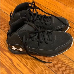 Under Armour 6Y basketball sneakers